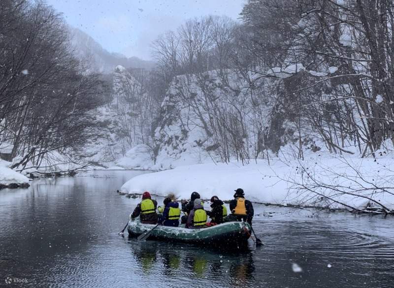 [Hokkaido, Sapporo, Jozankei] River rafting while viewing the snowy ...